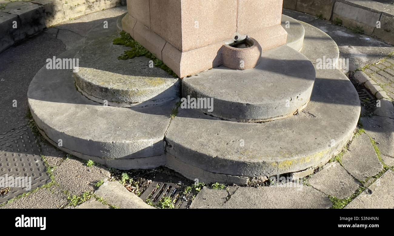 I gradini semicircolari di una fontana bevente a Henley sul Tamigi Foto Stock