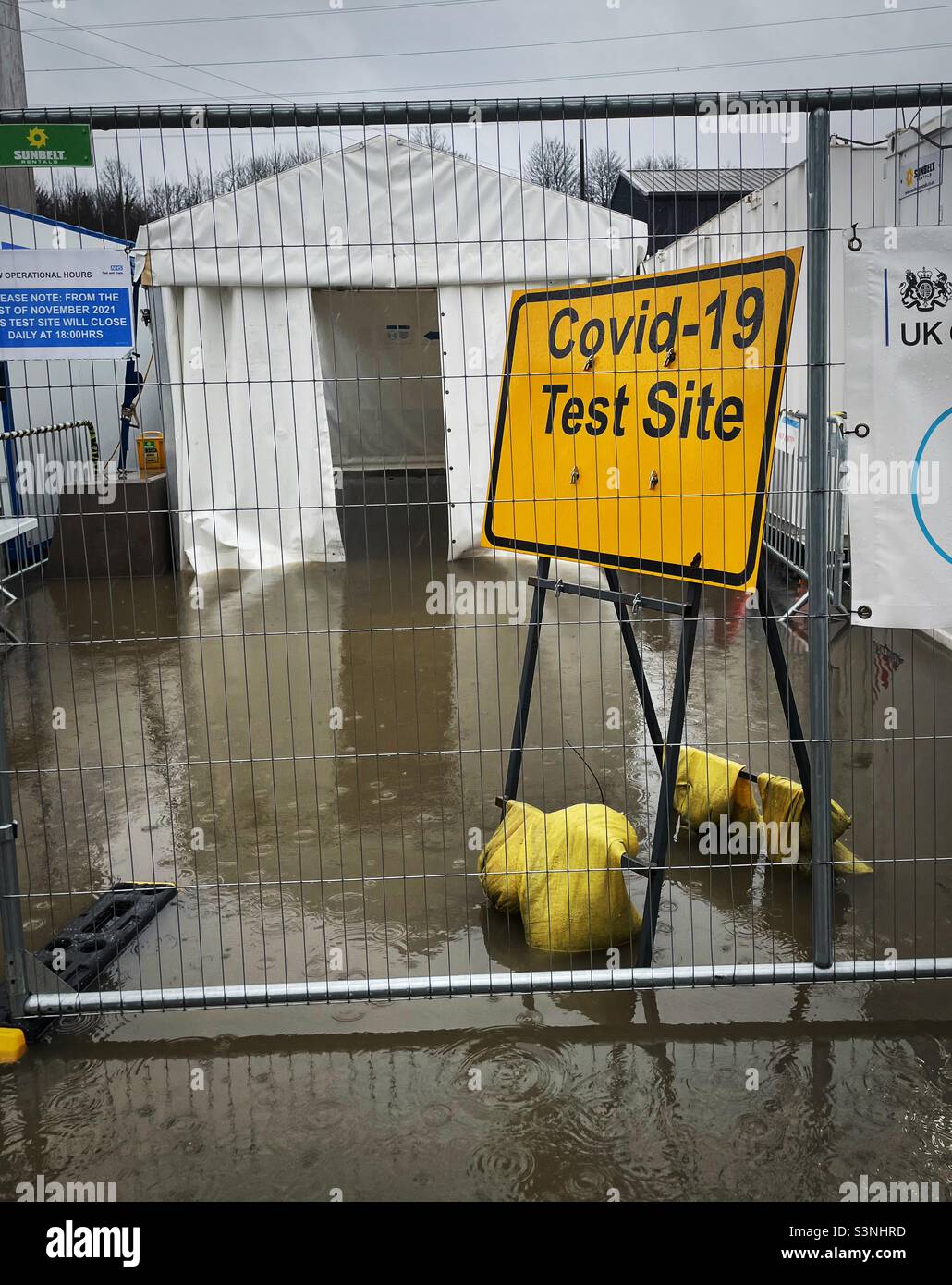 Un sito di test Covid-19 è inondato dopo che Storm Franklin segue Storm Eunice a Brighouse, West Yorkshire (20,2.22) Foto Stock