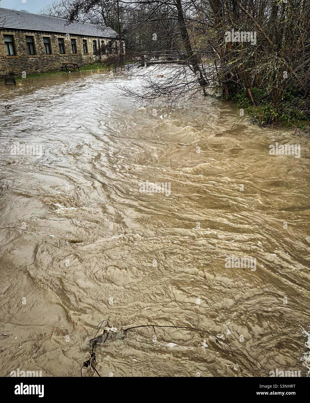 Un guado assomiglia ad un fiume come un incrocio solitamente passabile non è più dopo Storm Eunice è seguito da Storm Franklin a Brighouse, West Yorkshire (20,2.22) Foto Stock