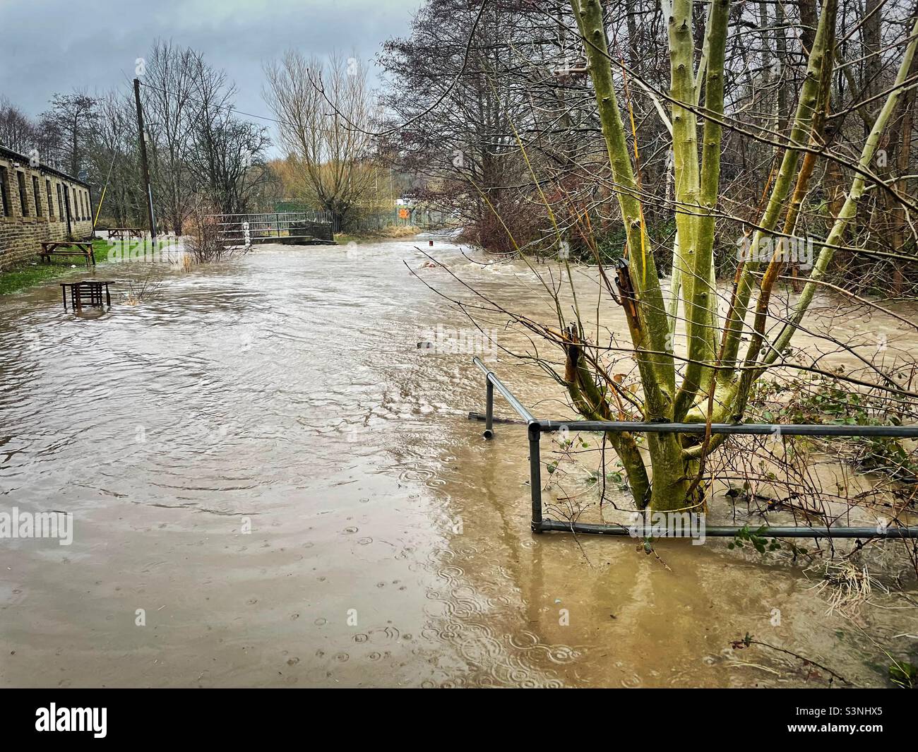 Un guado solitamente pittoresco diventa un fiume che attraversa mentre Storm Eunice è seguito da Storm Franklin a Brighouse, West Yorkshire (20,2.22) Foto Stock