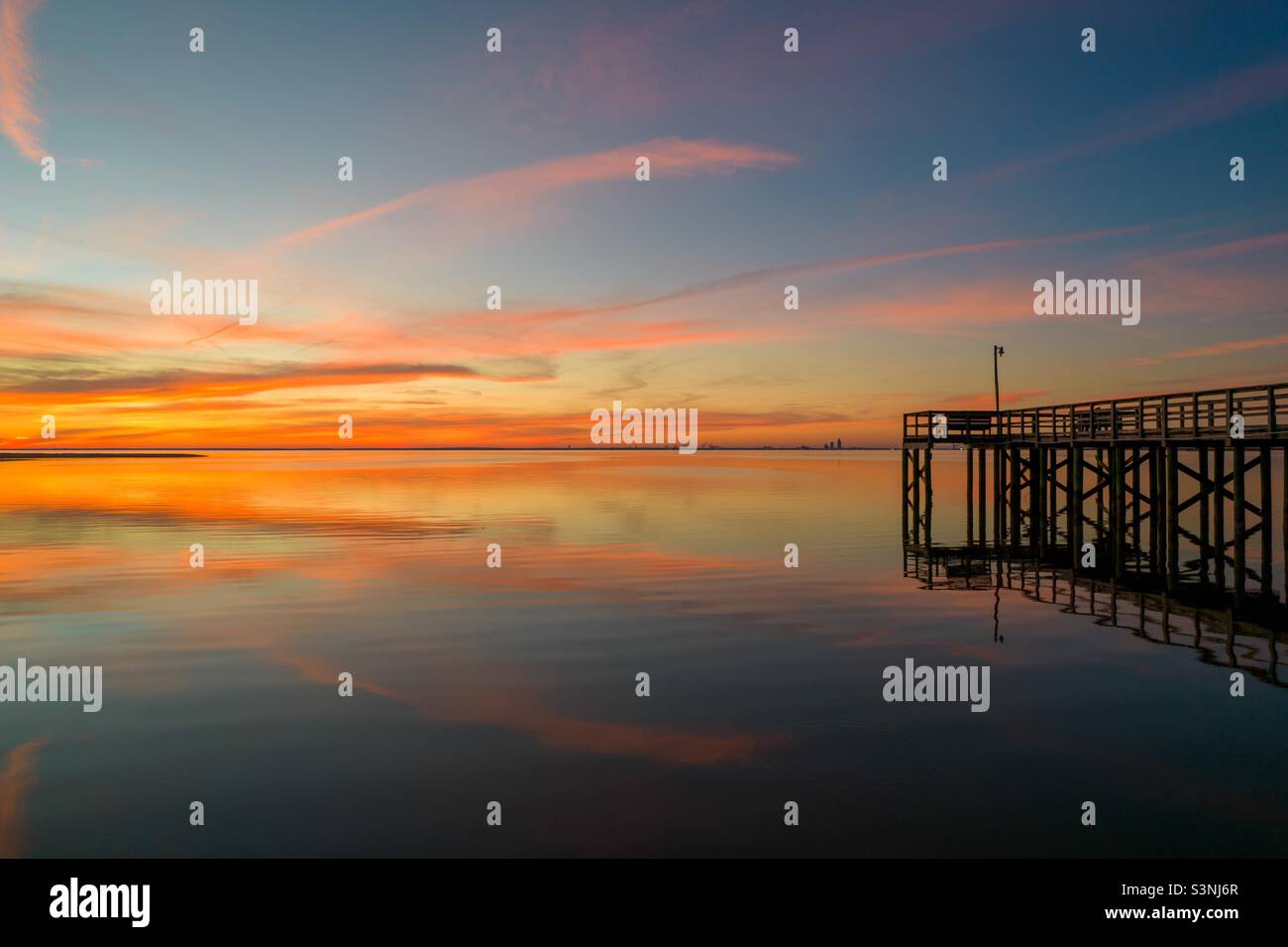 Cielo rosso e blu al tramonto sulla costa del golfo Foto Stock