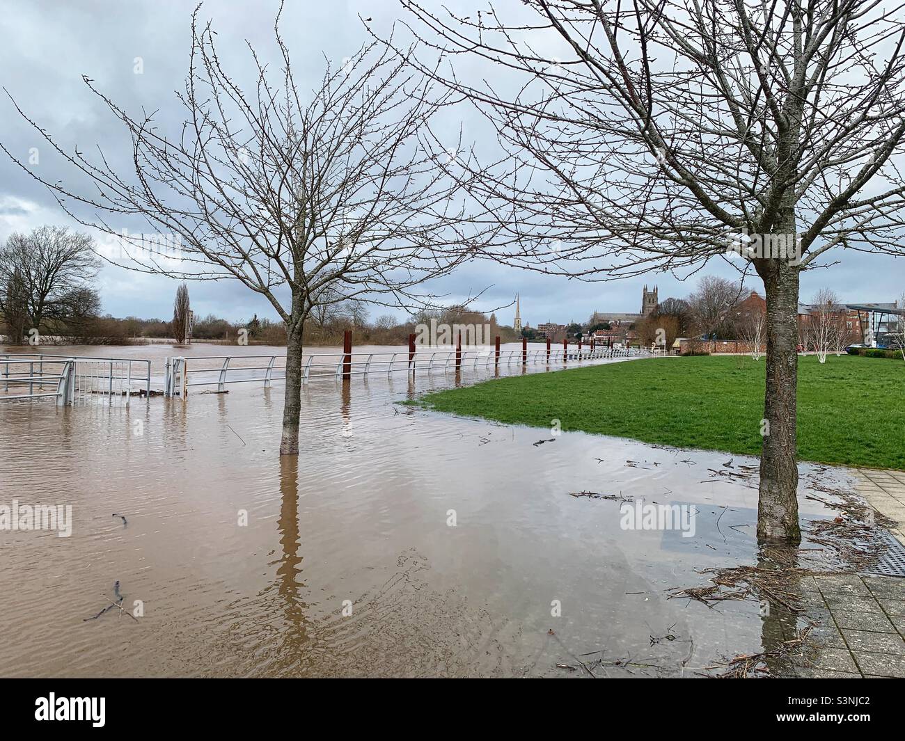 Alluvione del fiume Severn a Diglis Worcester, tempesta Franklin Foto Stock