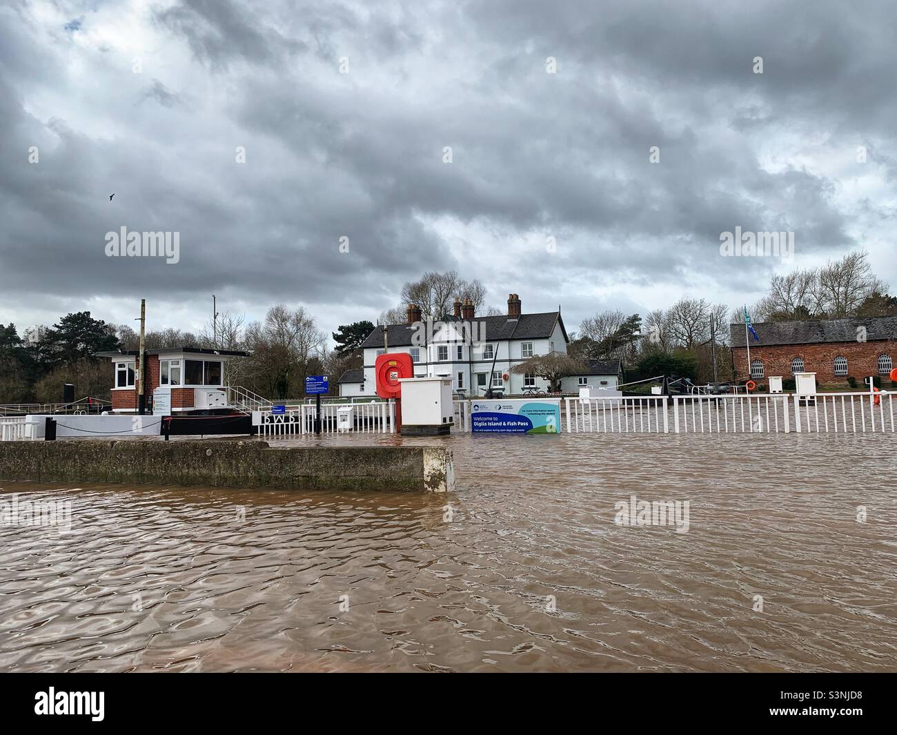 Alluvione sul fiume Severn a Worcester a Diglis isola e fiume di blocco Foto Stock