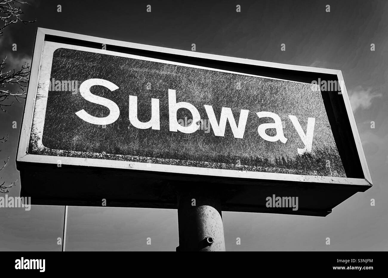 ‘Andare in metropolitana’ un vecchio cartello della metropolitana bianco e nero con segni di invecchiamento dagli elementi Foto Stock