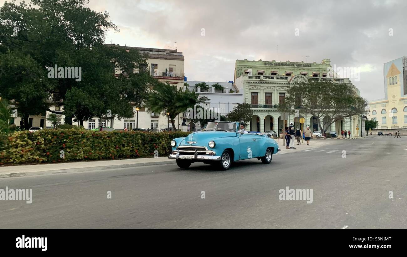 L'Avana la domenica pomeriggio. Febbraio 20, 2022. L'Avana Vecchia, l'Avana, Cuba. - Immagine stock catturata con smartphone