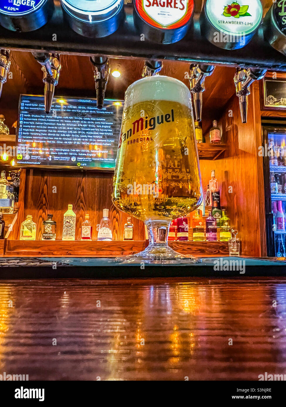 Rinfrescante pinta di San Miguel lager in un bar Foto Stock