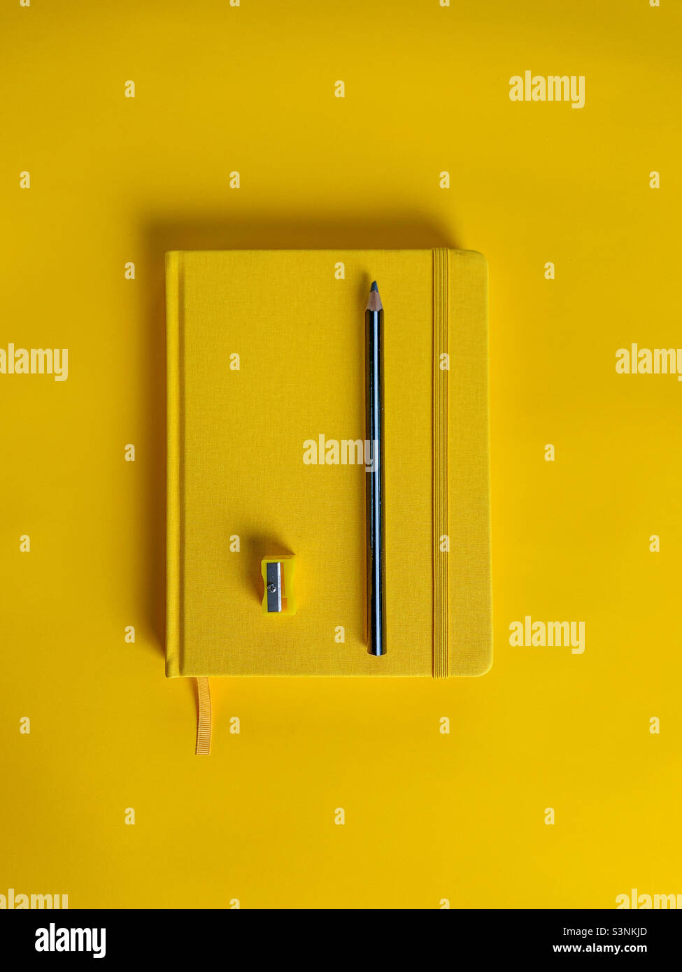 Ufficio di lavoro con blocco note giallo - Immagine stock catturata con smartphone