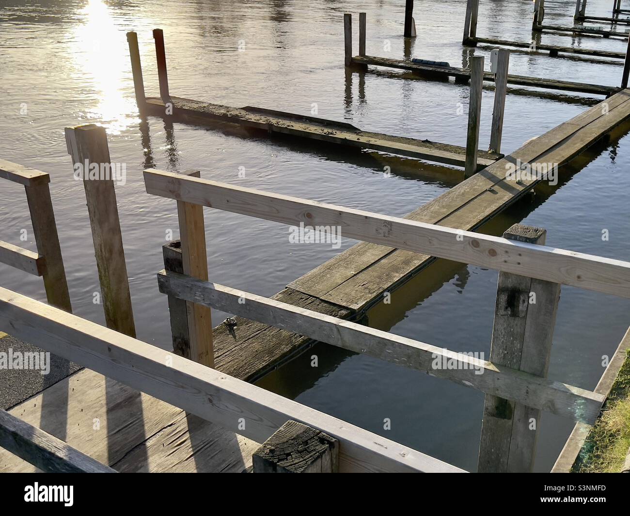 Fasi di atterraggio deserte accanto al Tamigi a Henley sul Tamigi - Immagine stock catturata con smartphone