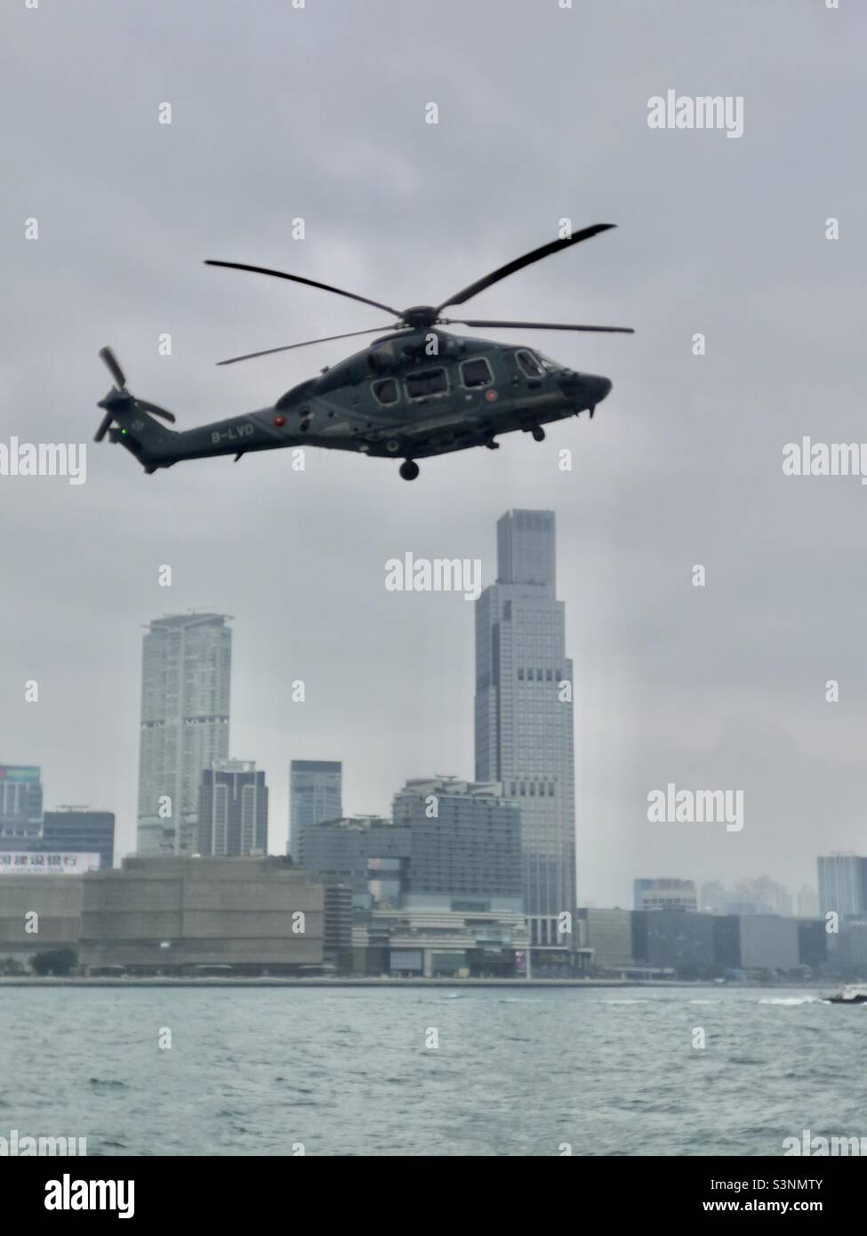 Un chopper atterra all'elipad di WAN Chai presso il porto Victoria di Hong Kong. - Immagine stock catturata con smartphone
