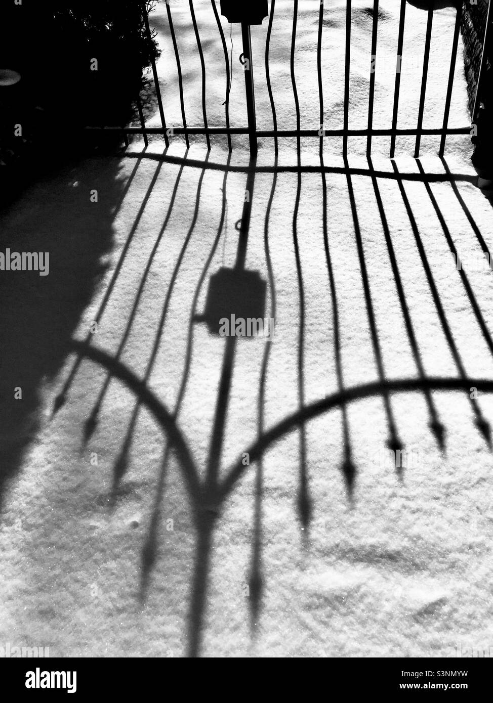 Nell'ombra di qualcuno. Modello nella neve. Geometria di luce e ombra. Linee, curve, spazio ondulato. Frecce puntate. - Immagine stock catturata con smartphone