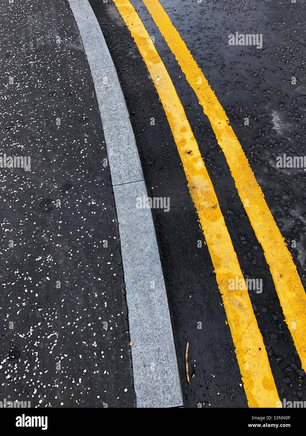 Doppie linee di colore giallo Foto Stock
