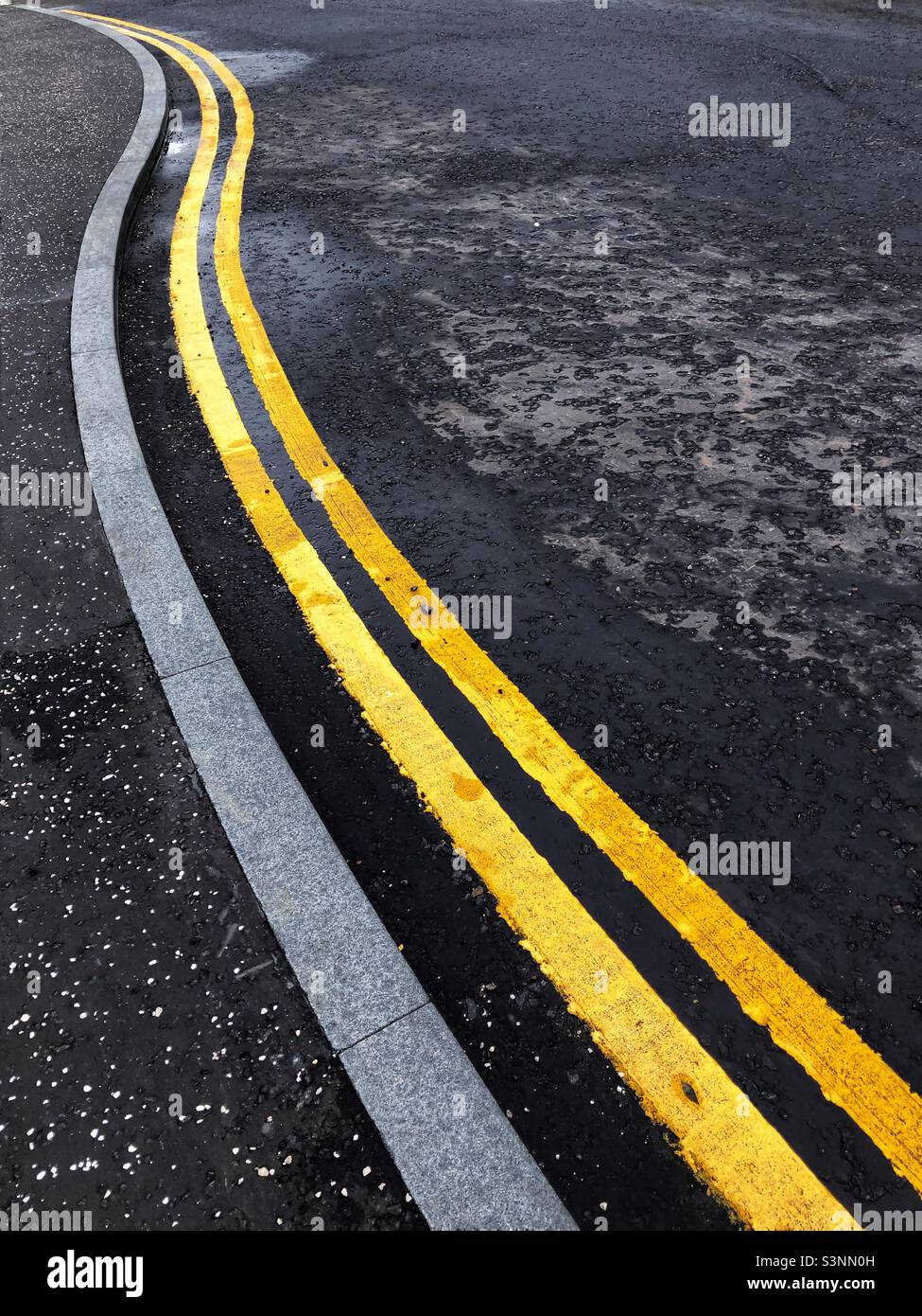 Doppie linee di colore giallo Foto Stock