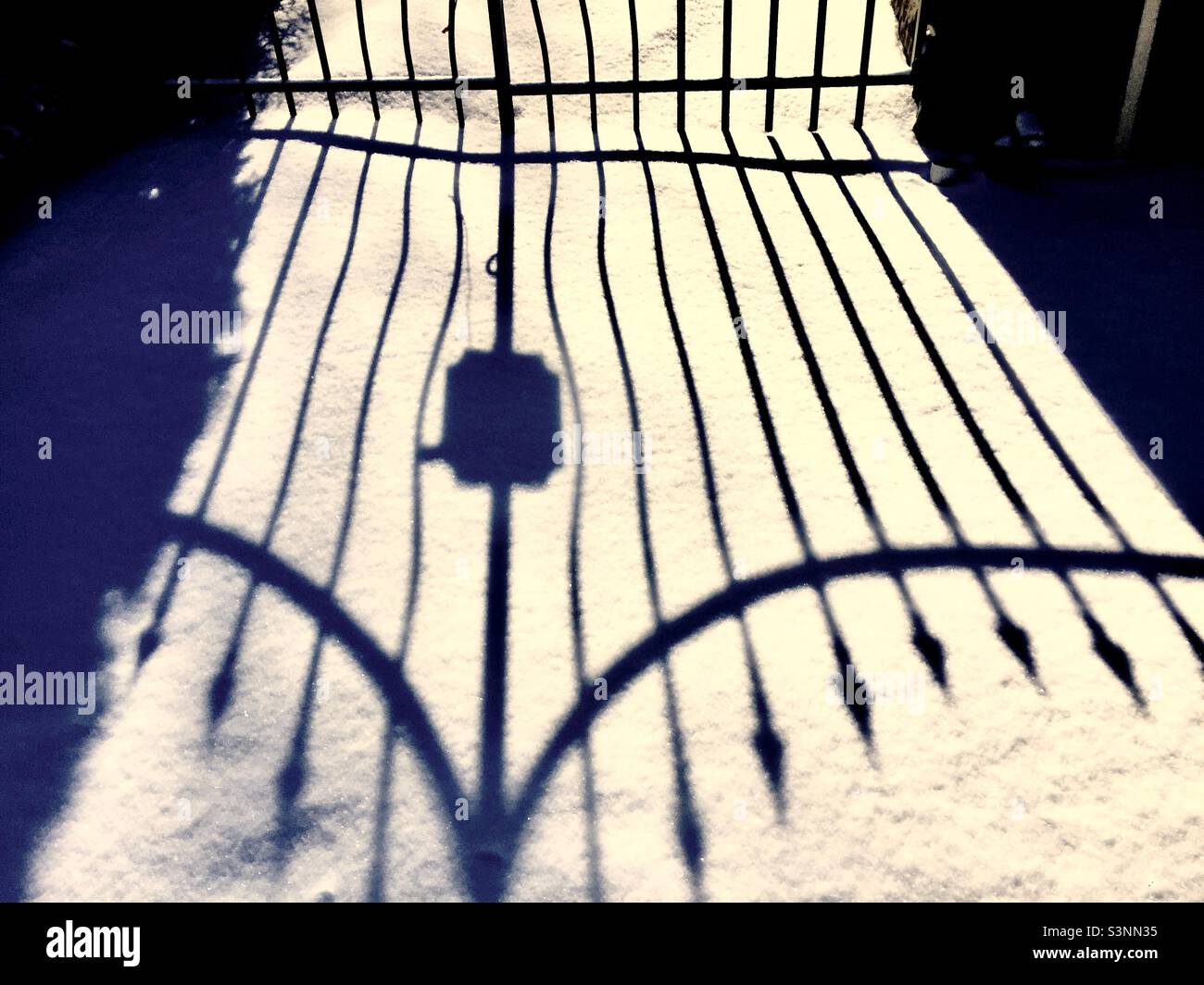 Frecce puntate sulla neve. Modello in luce e ombra. Linee rette, curve, ondulate. Piegato. Ferro da stiro. Simmetria. Simmetrico. - Immagine stock catturata con smartphone