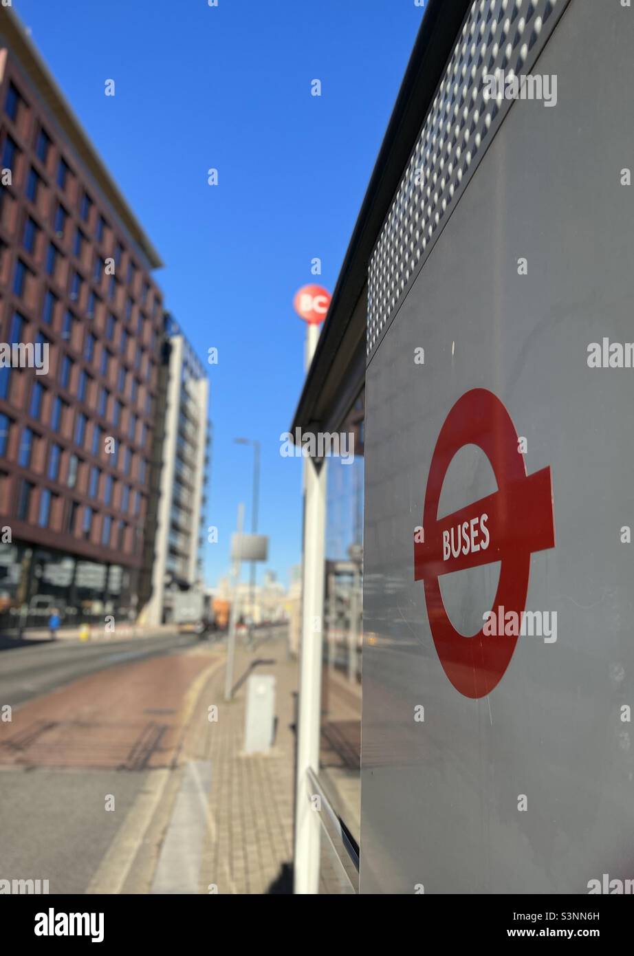 Fermata dell'autobus di Londra Southwark con cielo blu Foto Stock