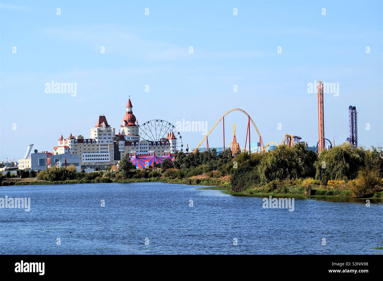 Vista sul parco Sochi dietro il lago Foto Stock