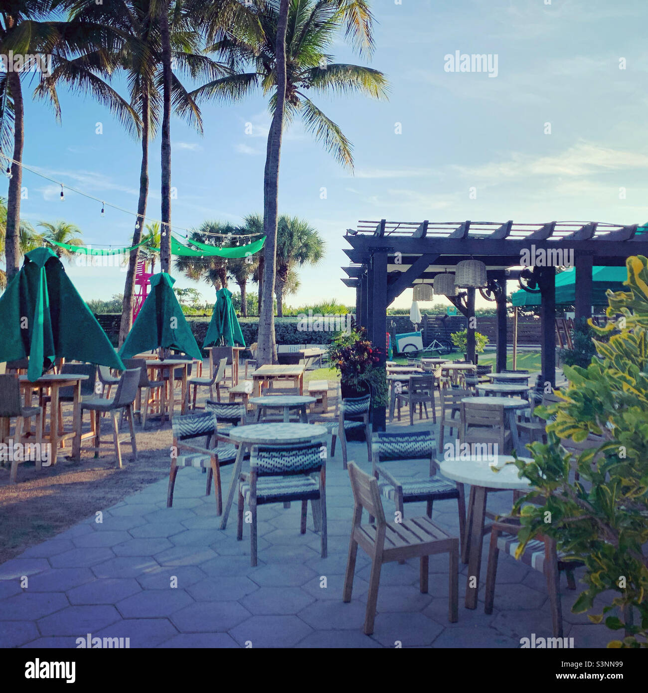 Gennaio 2022, zona pranzo all'aperto, Kimpton Surfcomber Hotel, South Beach, Miami Beach, Stati Uniti, Nord America Foto Stock