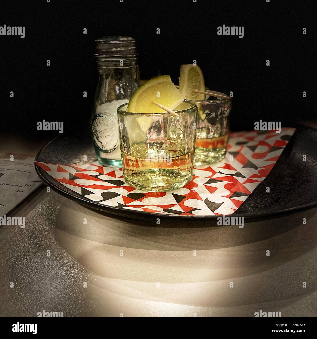 Shot di tequila con shaker di limone e sale Foto Stock