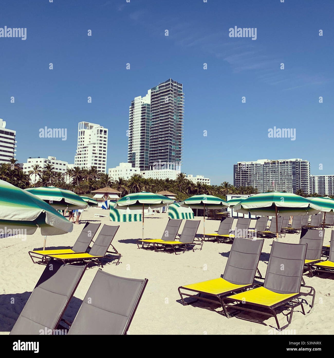 Gennaio 2022, sedie sulla spiaggia, Kimpton Surfcomber Hotel, South Beach, Miami Beach, Florida, Stati Uniti, Nord America Foto Stock
