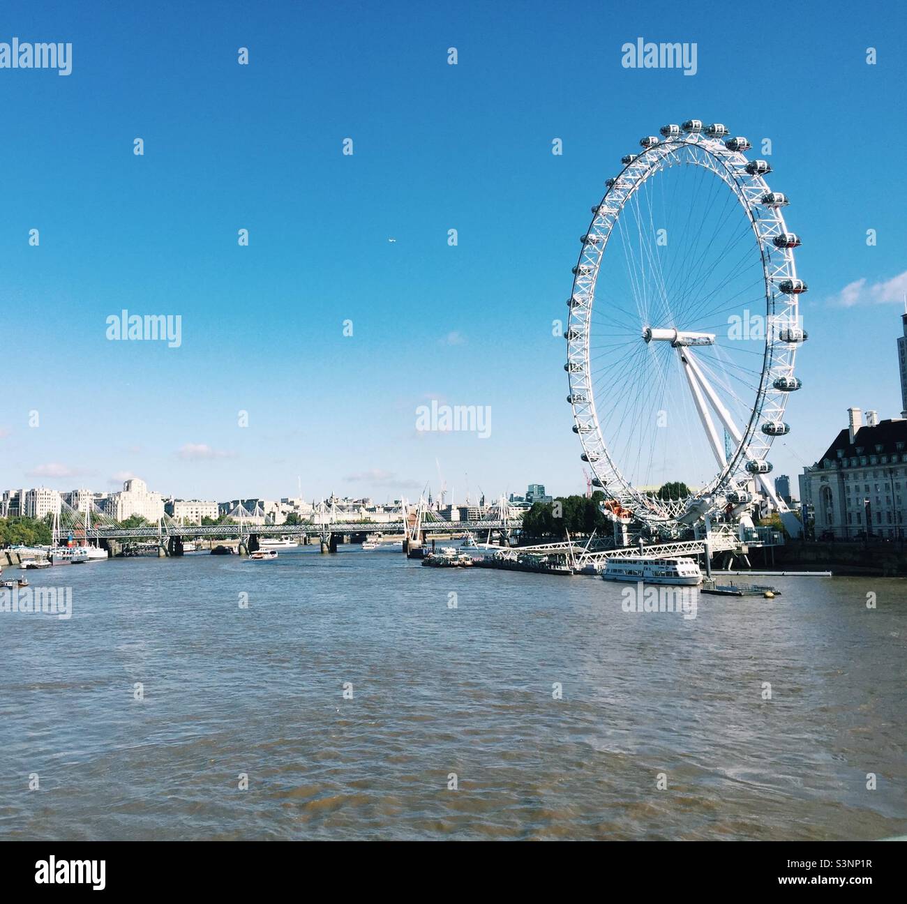 Vista dell'attrazione turistica London Eye e del Tamigi Foto Stock
