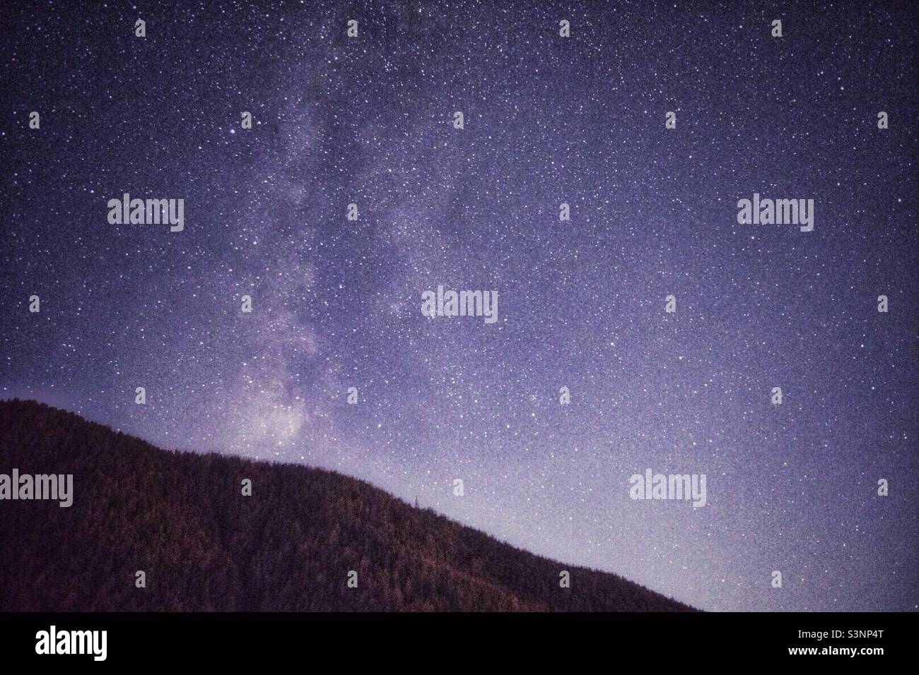 Via Lattea sopra la collina in Alto Adige, Italia Foto Stock