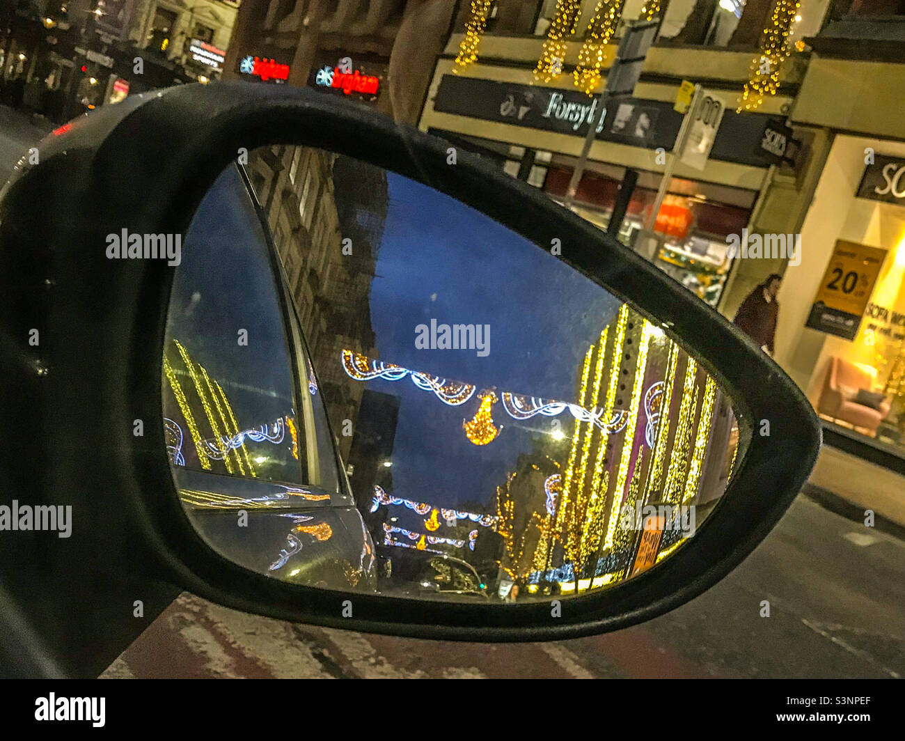 Manchester Deansgate luci di Natale attraverso lo specchio ad ala dell'automobile - Immagine stock catturata con smartphone