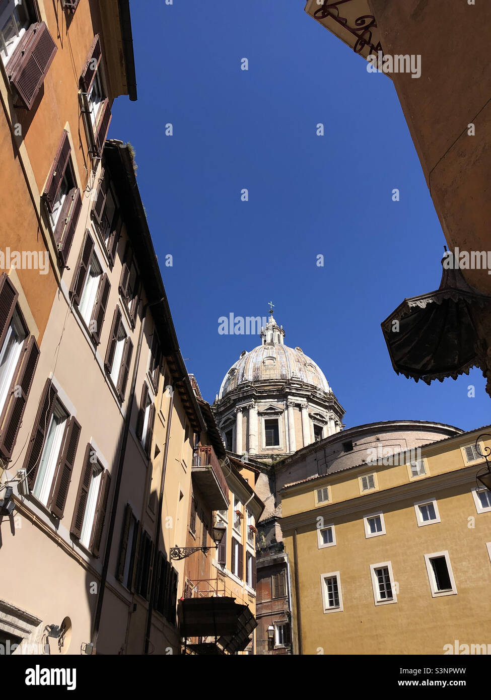 Cupola ed edifici colorati a Roma Italia Foto Stock