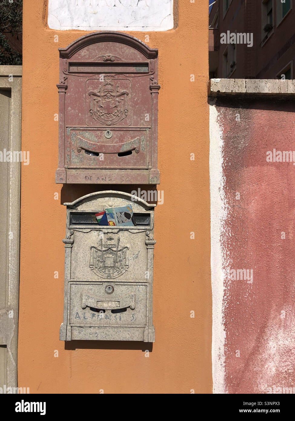 Cassette postali in Italia - Immagine stock catturata con smartphone