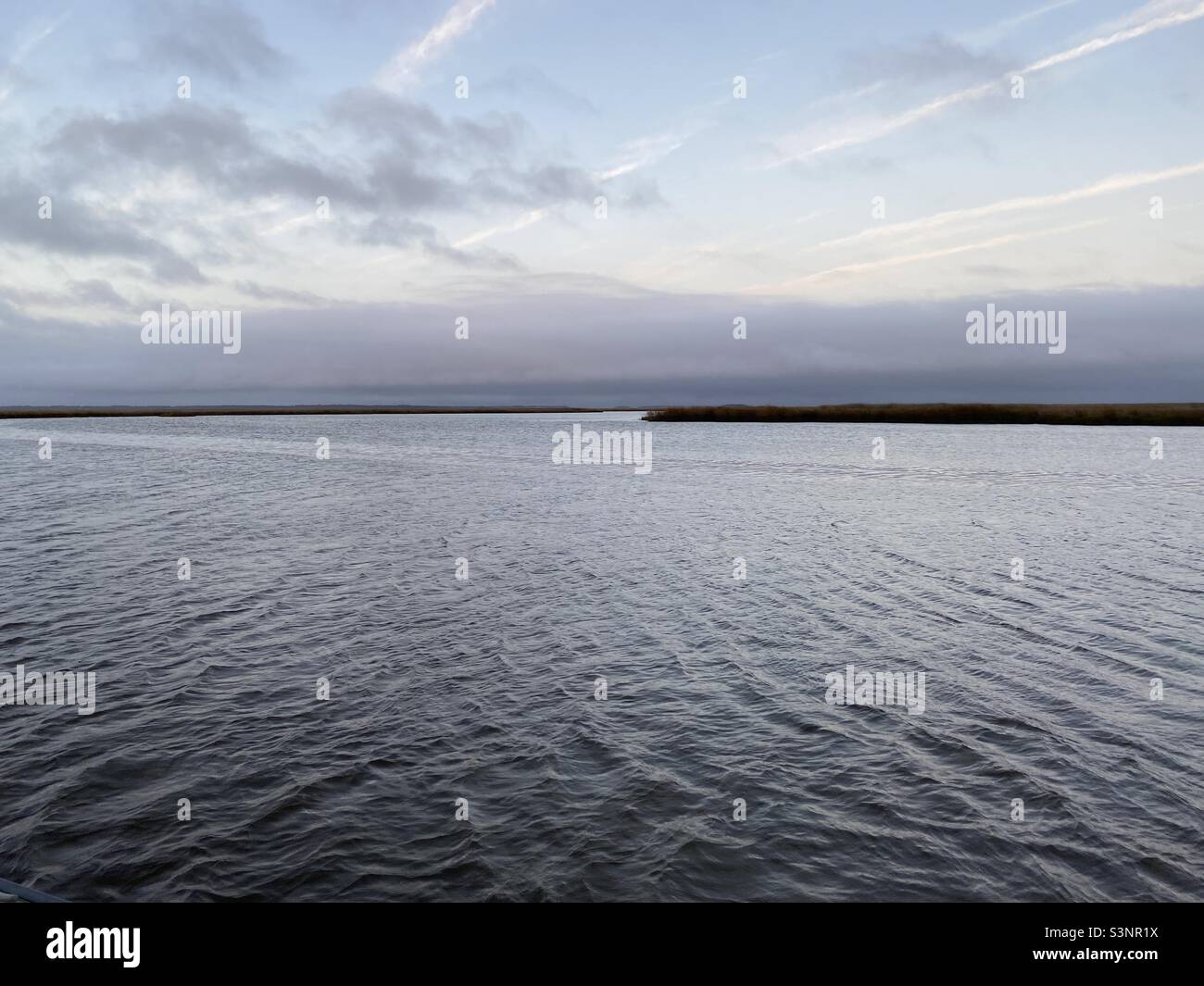 Immagine di acque calme e vaste, che si affaccia sul fiume Foto Stock