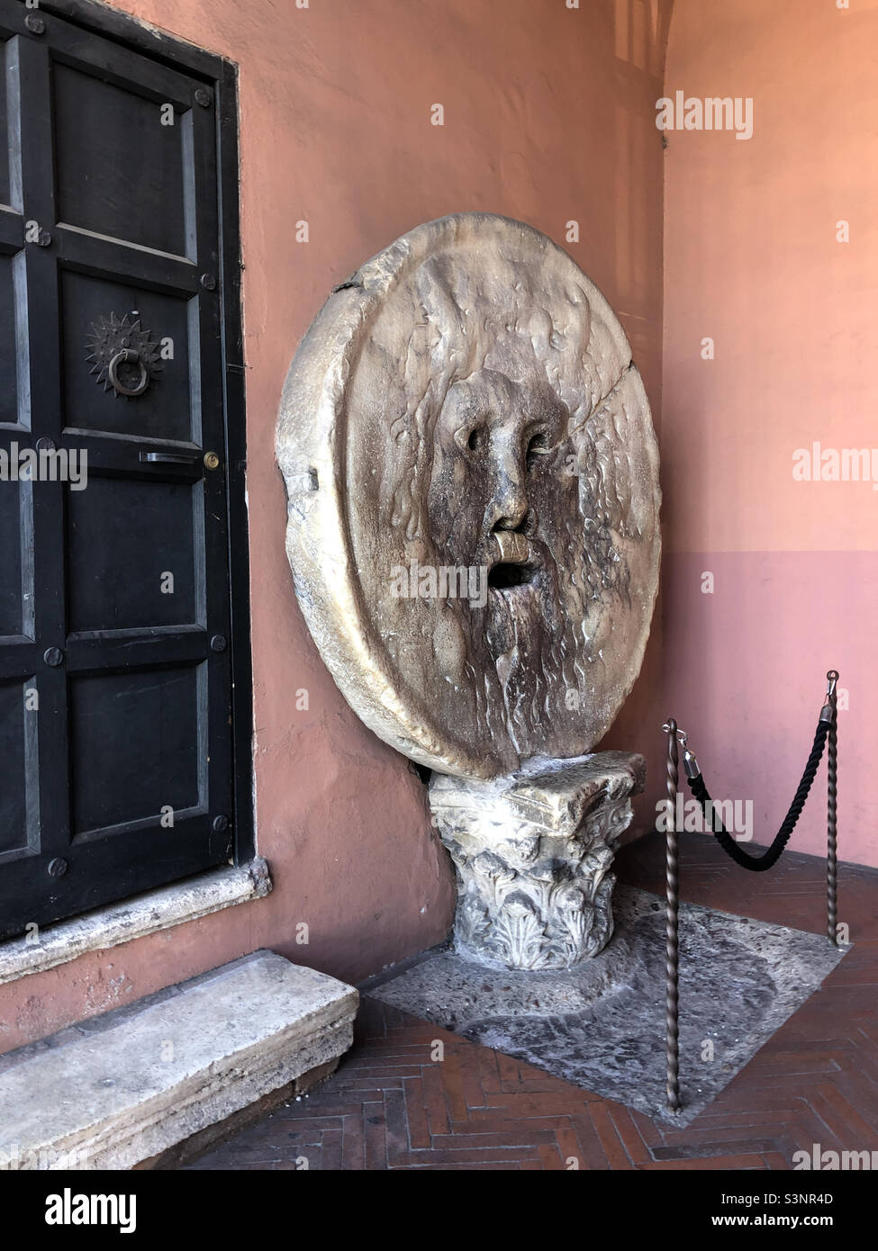 Boca della verita ha conosciuto anche la bocca della verità e l'importante attrazione turistica di Roma Italia - Immagine stock catturata con smartphone