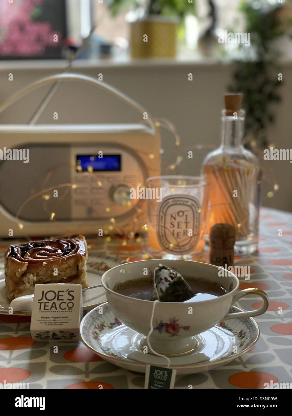 Tè pomeridiano Chelsea Bun & Peppermint Tea Table impostazione - Immagine stock catturata con smartphone