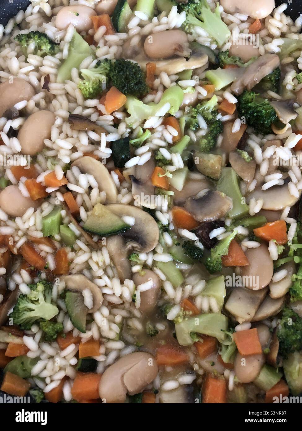 Risotto di riso cotto con verdure Foto Stock