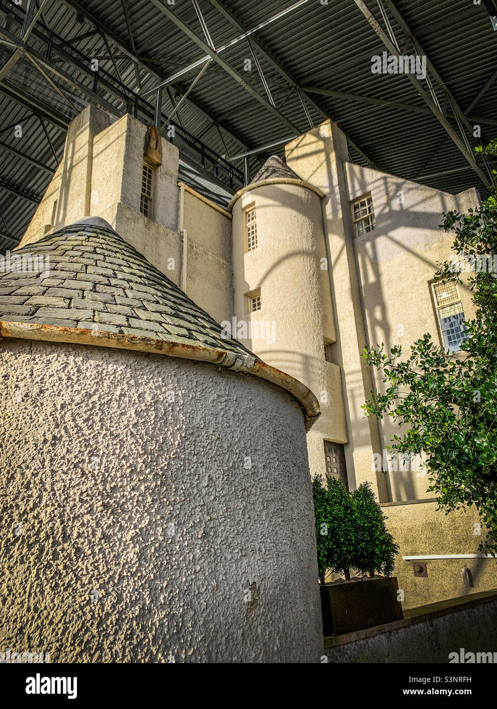 The Hill House di Helensburgh, progettato da Charles Rennie Mackintosh e Margaret Macdonald Mackintosh in stile Glasgow. È stato costruito per l'editore di libri di Glasgow Walter Blackie e la sua famiglia. Foto Stock