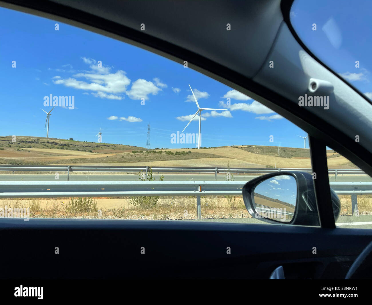Parco eolico visto da un'auto. - Immagine stock catturata con smartphone Parco eolico visto da un'auto. - Immagine stock catturata con smartphone