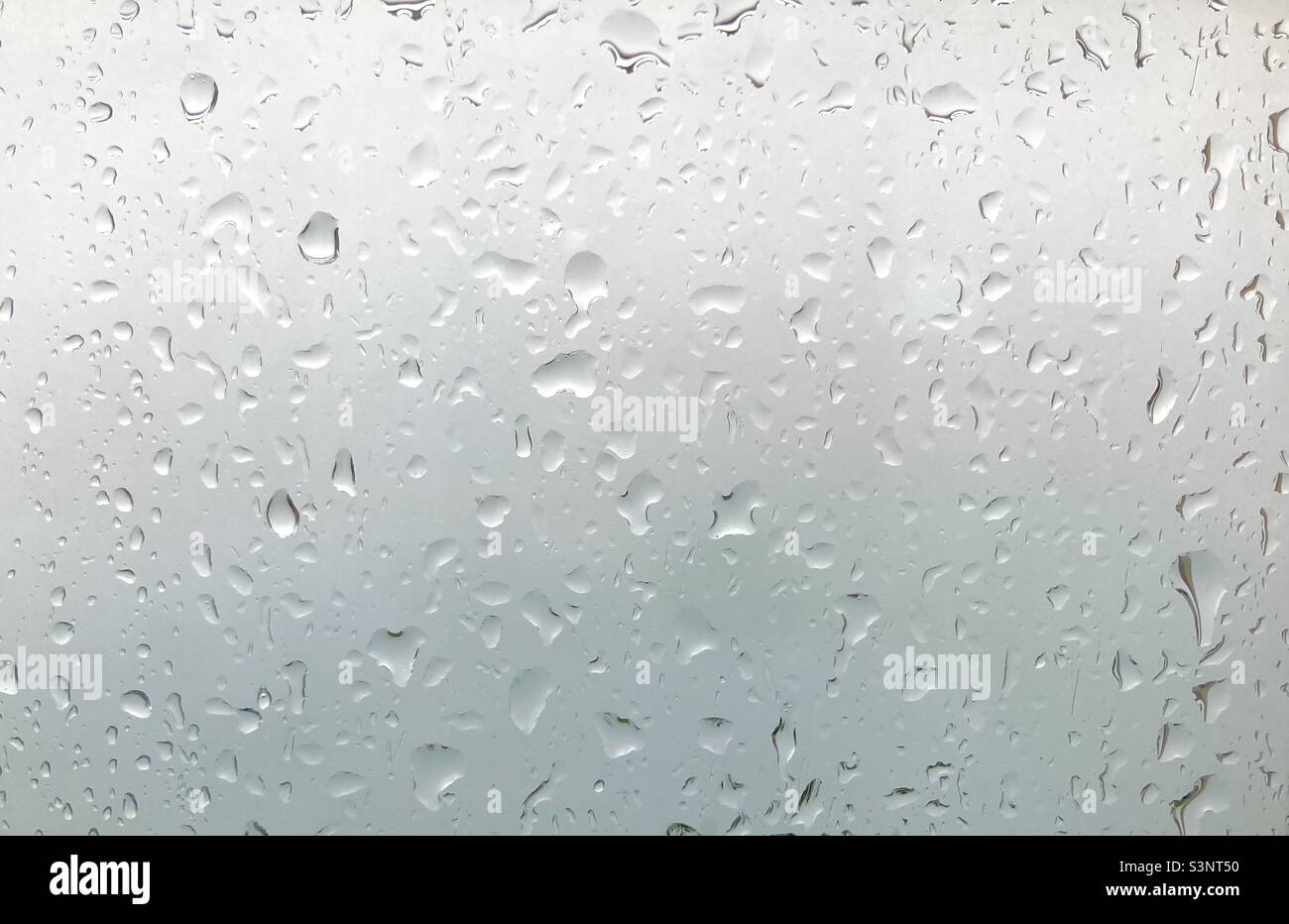 Gocce di pioggia su una finestra di vetro - Immagine stock catturata con smartphone