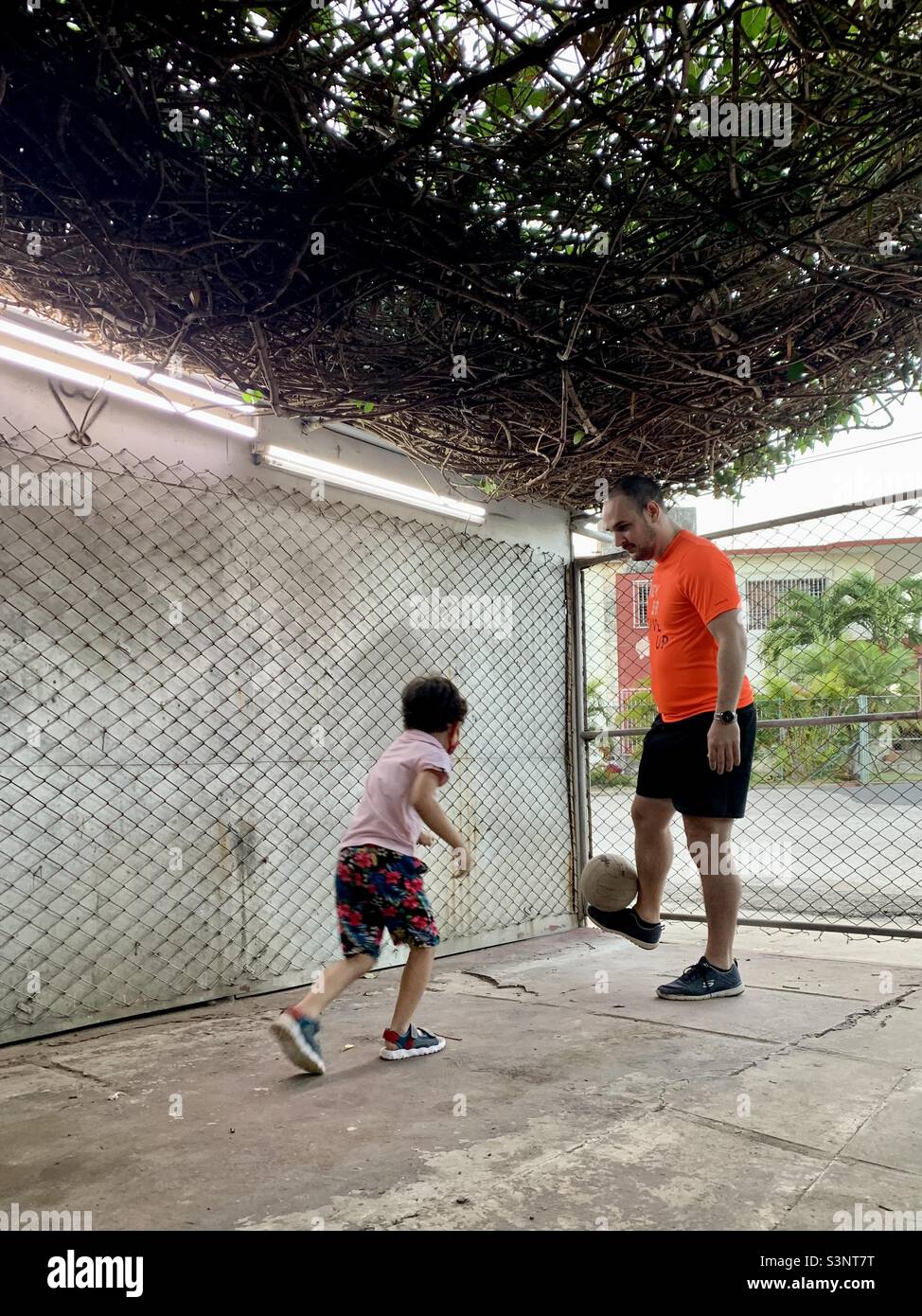 Calcio di addestramento del padre e del figlio. L'Avana, Cuba, Caraibi. Foto Stock