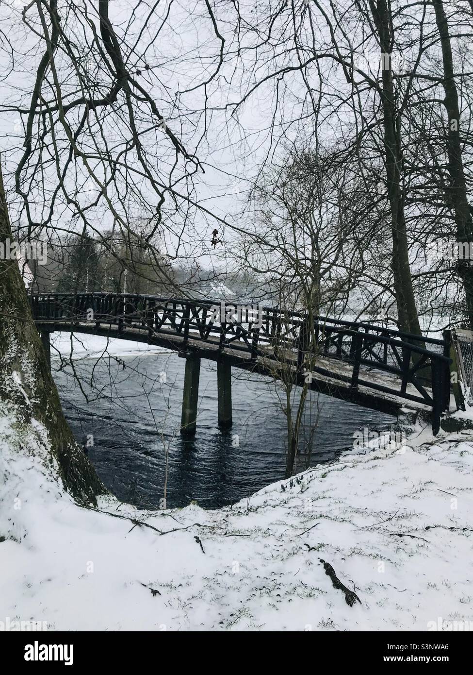 Mattina d'inverno sul ponte sul lago ghiacciato Foto Stock