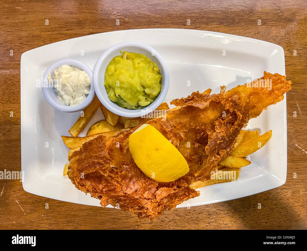 Pesce e patatine e fiacco piselli Foto Stock