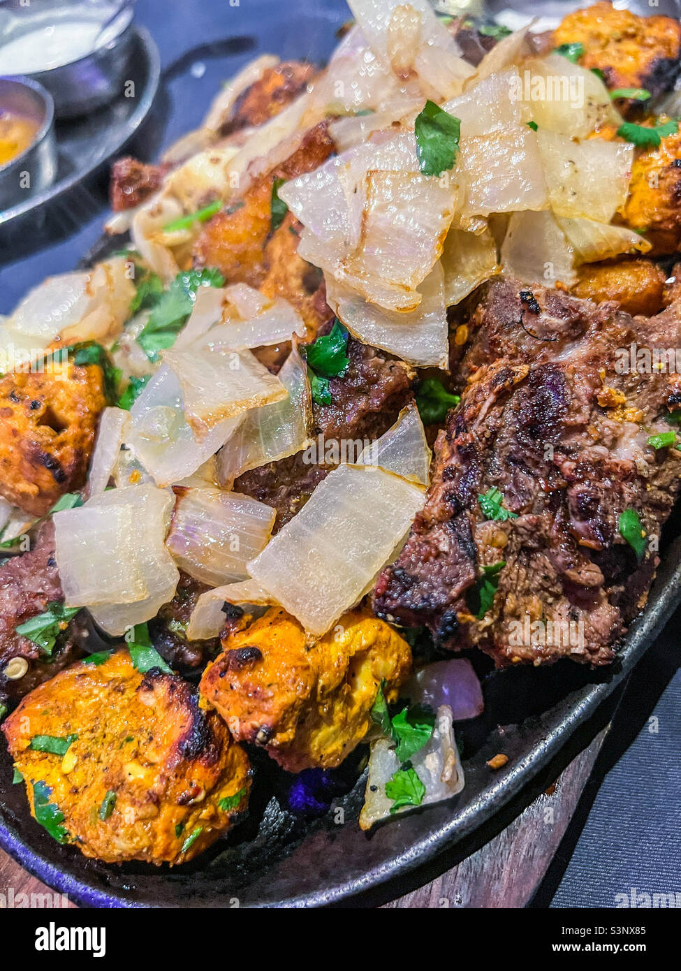 Tandoori grigliate miste al ristorante indiano Foto Stock