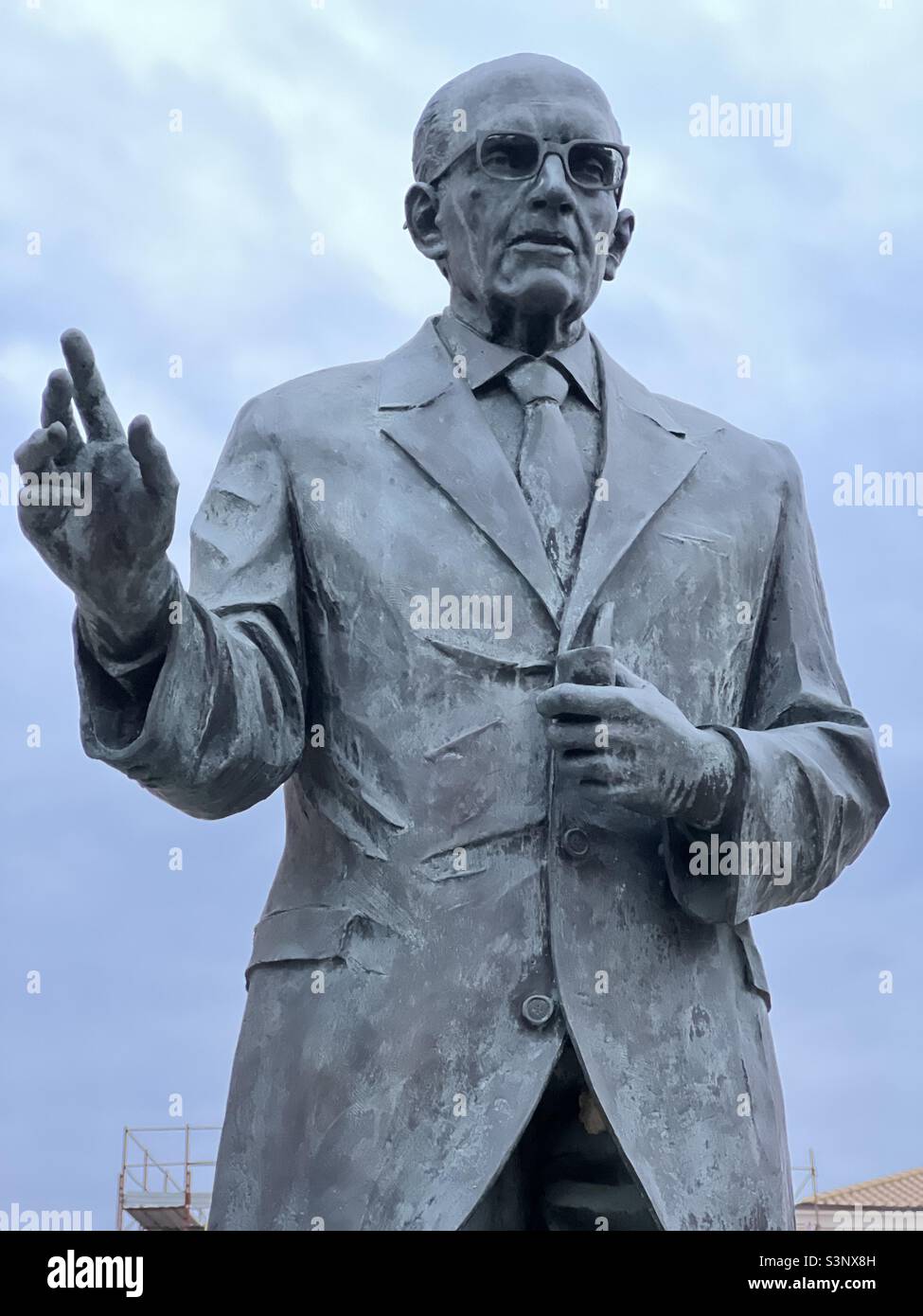 Monumento in bronzo di Sandro Pertini, giornalista italiano, politico partigiano e socialista che ha servito come presidente d'Italia, dal 1978 al 1985, Nereto, regione abruzzese Foto Stock