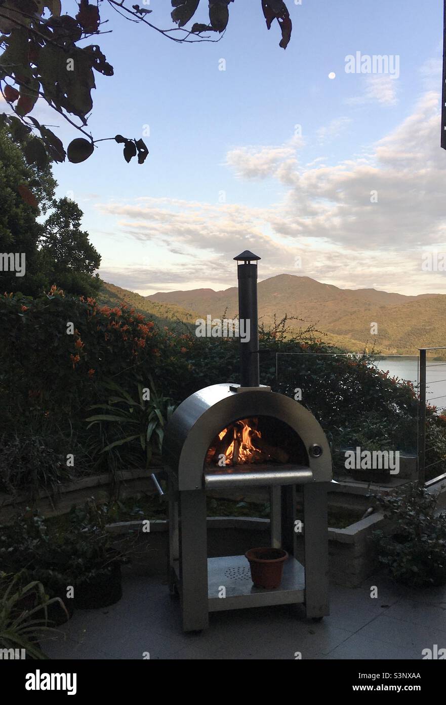 Forno a legna per pizza che si riscalda a Sai Kung, Hong Kong. Foto Stock Forno a legna per pizza che si riscalda a Sai Kung, Hong Kong. Foto Stock