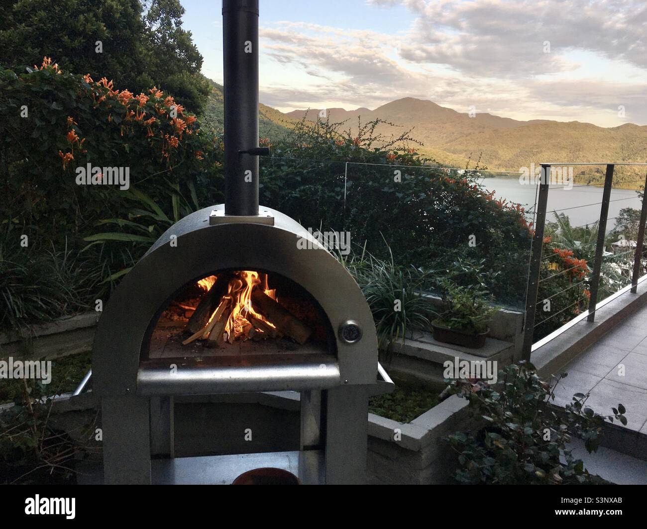 Forno a legna per pizza che si riscalda a Sai Kung, Hong Kong. Foto Stock Forno a legna per pizza che si riscalda a Sai Kung, Hong Kong. Foto Stock
