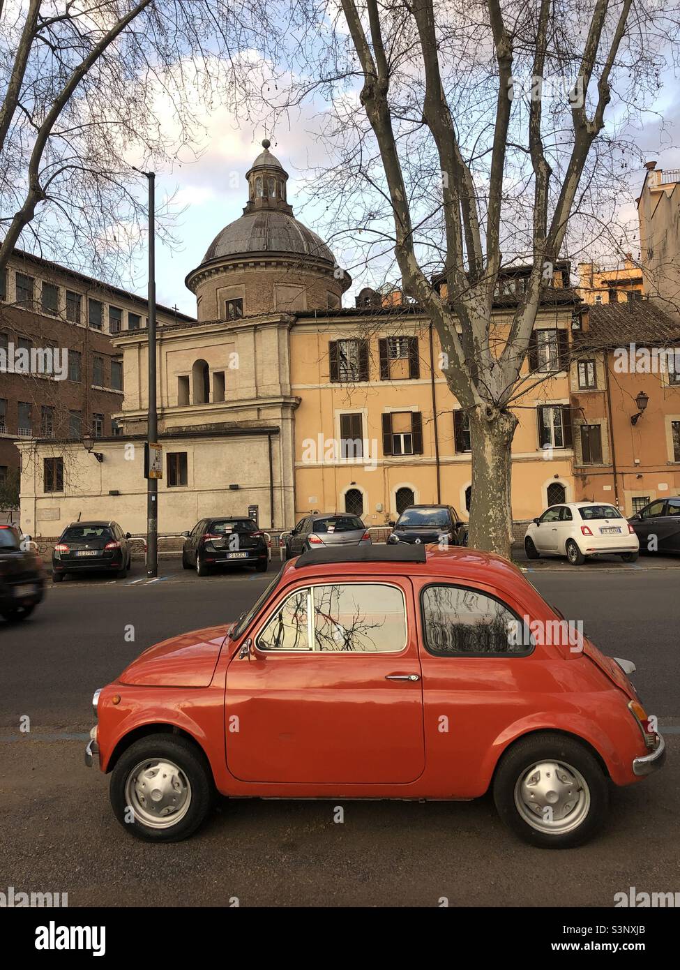 Auto rossa in stile vintage a Roma Italia Foto Stock