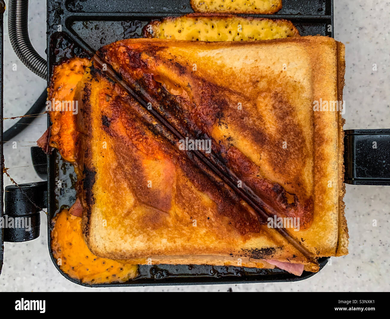 Toasty di formaggio e prosciutto su pane bianco Foto Stock