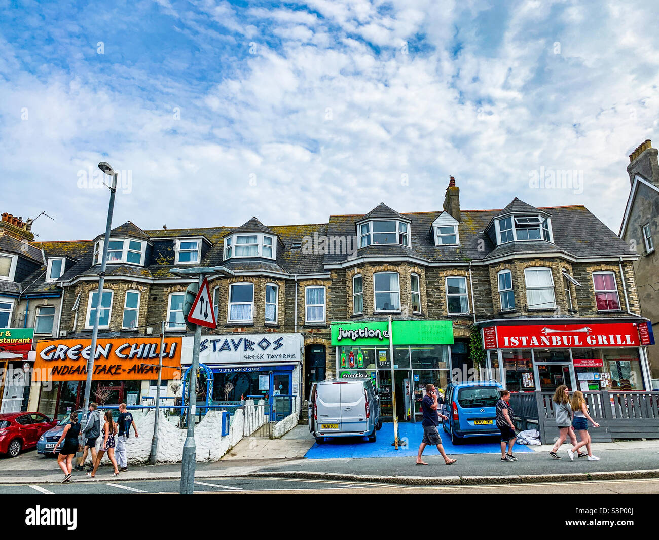 Fila di negozi di fast food e da asporto sulla scogliera di Newquay Cornwall Foto Stock