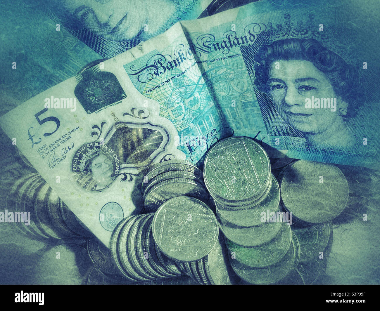 Un'interpretazione creativa di un'immagine di vita fissa di una certa valuta britannica - due banconote da £5 e mucchi di monete da 10 pence. Foto ©️ COLIN HOSKINS. - Immagine stock catturata con smartphone