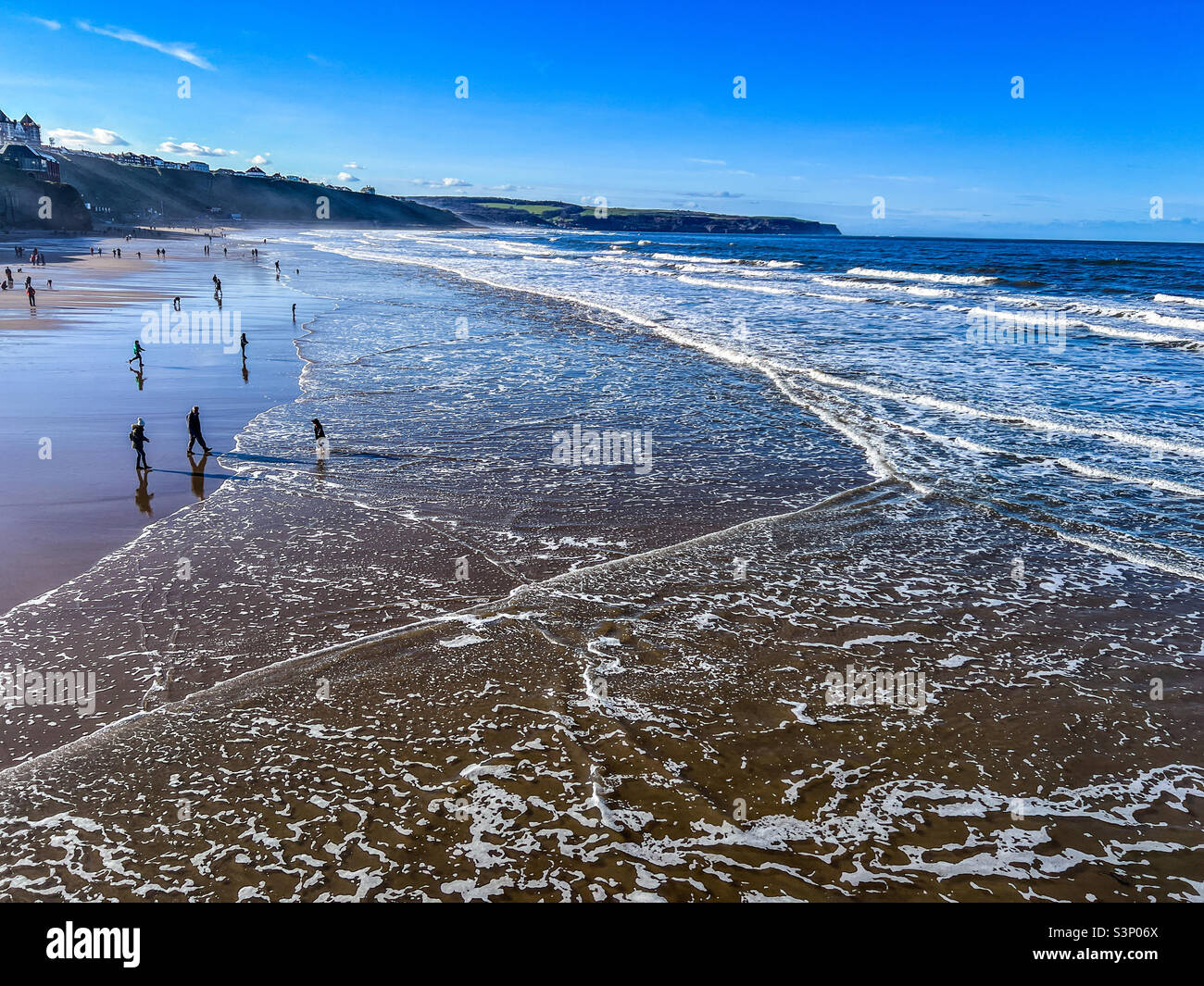 Whitby spiaggia con marea in Foto Stock