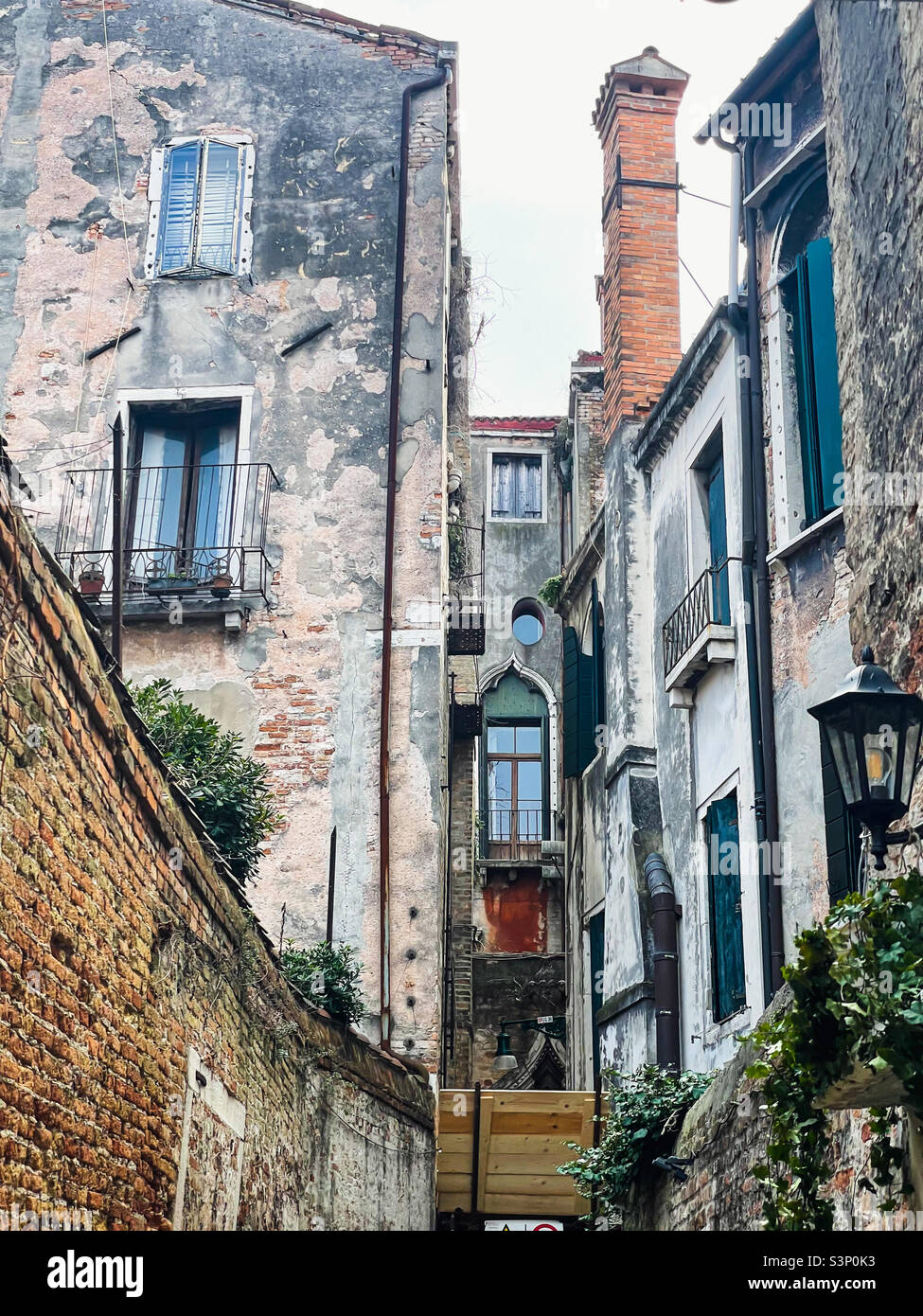 Vecchi edifici residenziali a Venezia. - Immagine stock catturata con smartphone