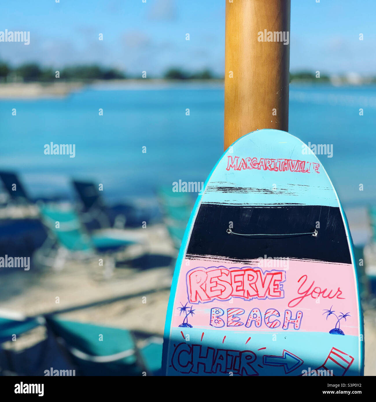 Gennaio, 2022, cartello a forma di Surfboard presso la spiaggia, Margaritaville Beach Resort, Nassau, New Providence Island, Bahamas Foto Stock