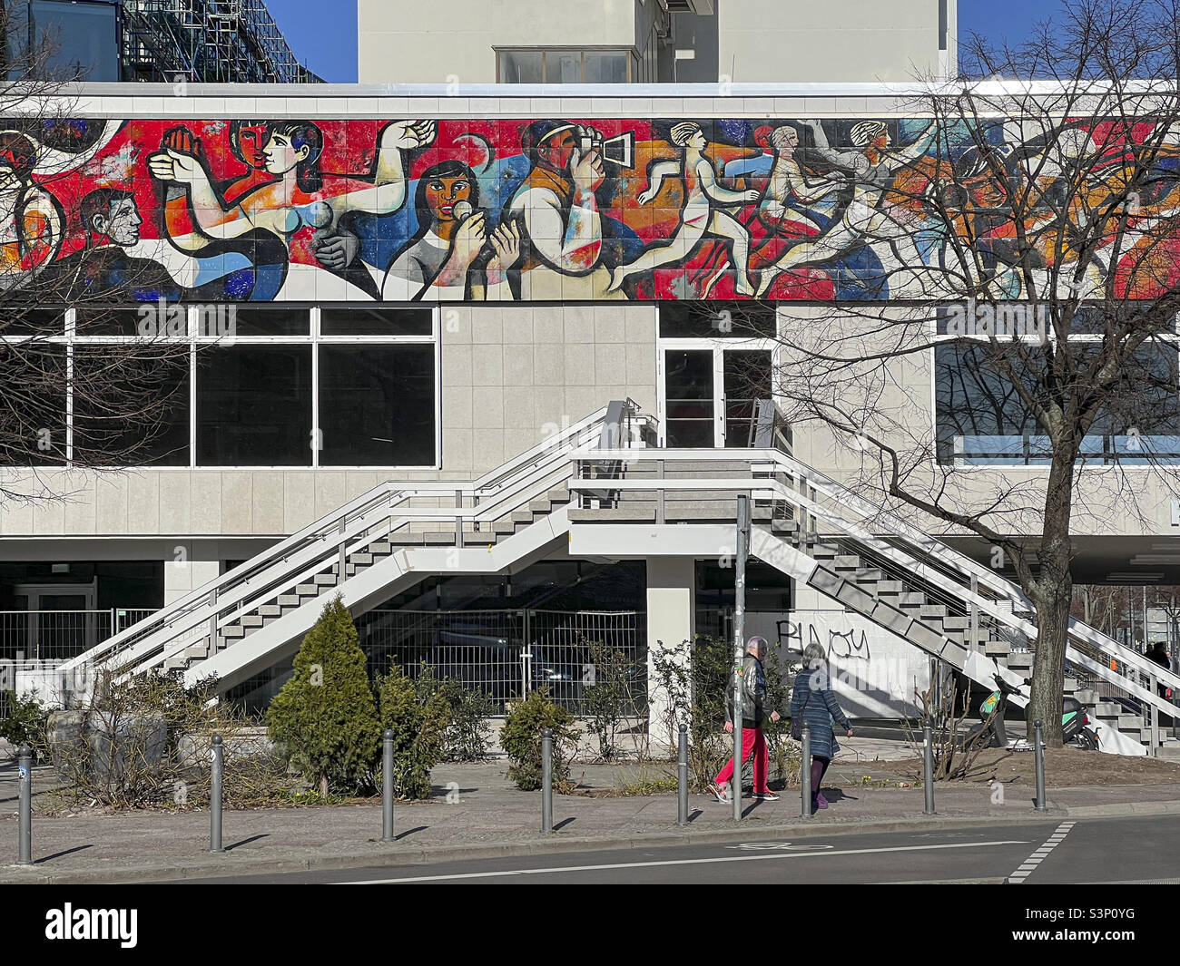 Il Press cafe e il murale della Germania Est recentemente esposto dall'artista Willi Neubert - Karl-Liebknecht-Str. 29a Mitte, Berlino. - Immagine stock catturata con smartphone