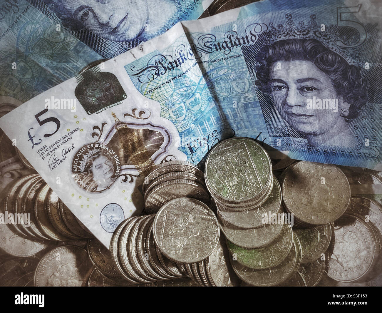Bank of England money - due banconote da £5 e un mucchio di dieci pence. Photo credit - ©️ COLIN HOSKINS. Foto Stock